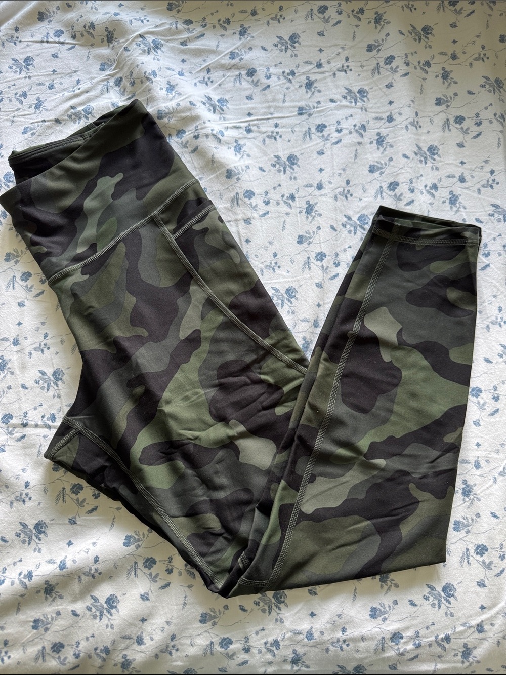 Old Navy Olive Green Camo High-Waist Leggings